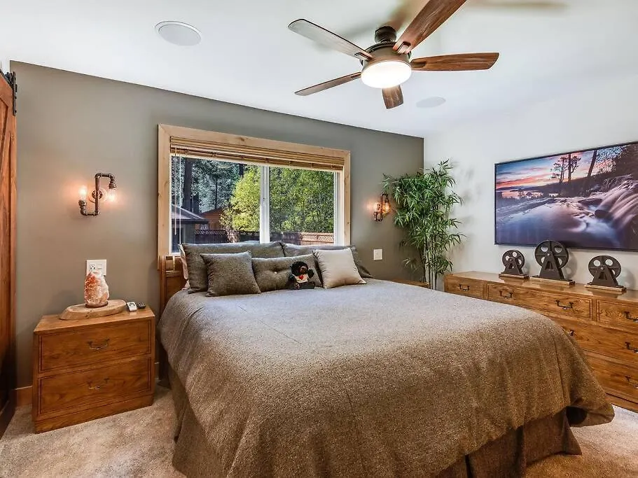 Luxury Single Level, Great Location, Hot Tub, Arcade Villa South Lake Tahoe