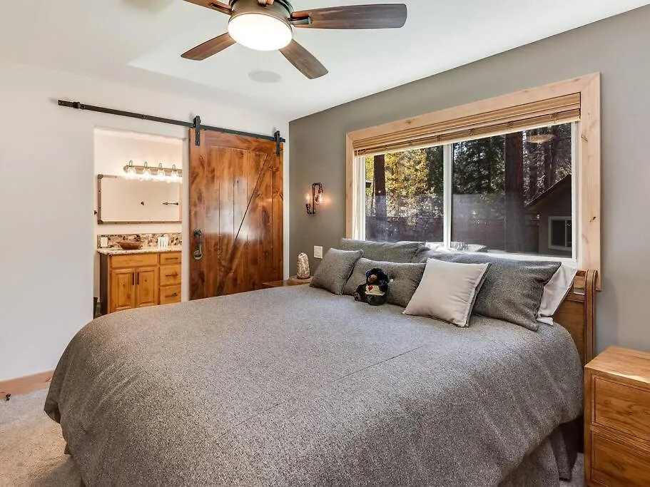 Luxury Single Level, Great Location, Hot Tub, Arcade Villa South Lake Tahoe